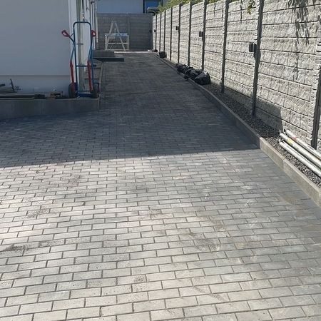 Eine gepflasterte Auffahrt