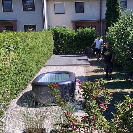 Ein kleiner Garten mit einem schwarzen Pool