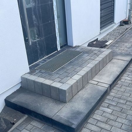 Eine Eingangstür mit einer Steintreppe